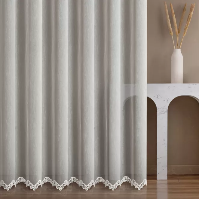 Firana szyta na taśmie 5 cm naturalna z matowej tkaniny tkaniny typu ADEN z ozdobną aplikacją