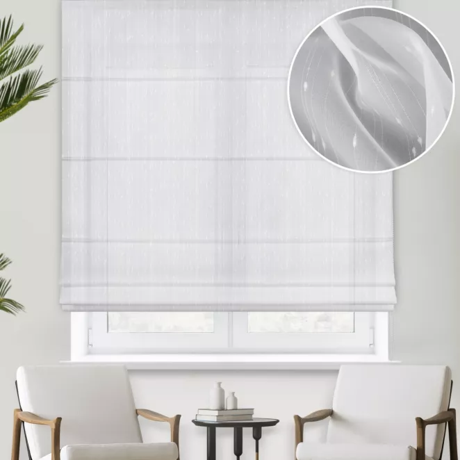 Roleta rzymska biała z delikatnej tkaniny w delikatne pionowe pasy