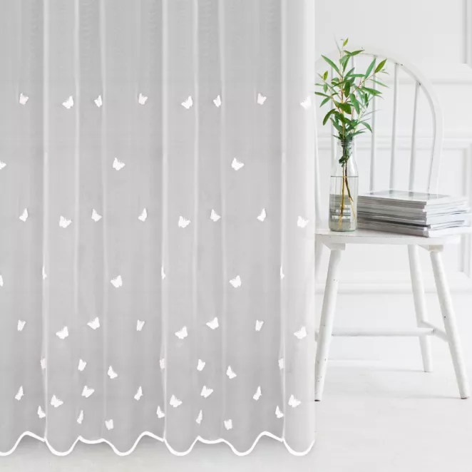 Firana szyta na taśmie 5 cm biała z eleganckiej tkaniny peru z dziecięcą aplikacją