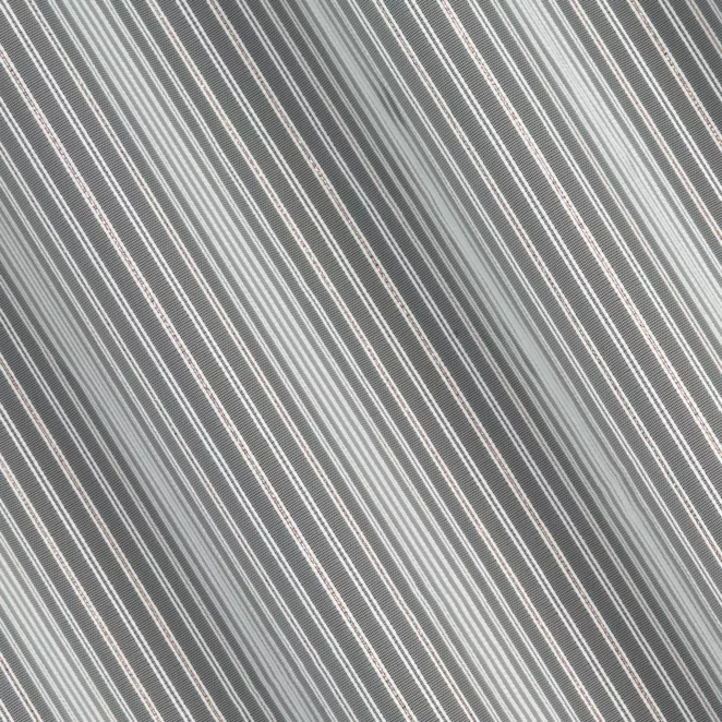 P250/3 Firana szyta na taśmie 5 cm biało miedziana tkanina w cienkie pionowe pasy, zdobione połyskującą nicią w miedzianym kolorze, wykonczona obciążnikiem