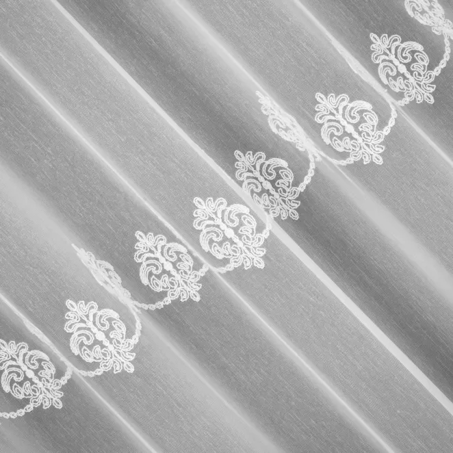 L159/1 Firana szyta na taśmie 5 cm biała z matowej tkaniny ADEN ozdobionej kordonkowym haftem i aplikacją