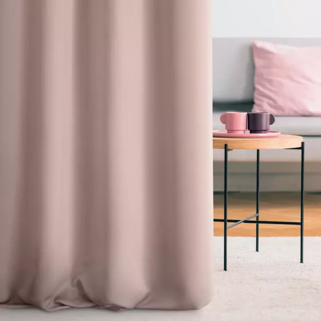 Zasłona szyta na taśmie 5 cm pudrowo różowo różowa z gładkiej tkaniny zaciemniającej typu dimout