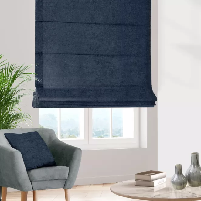 Roleta rzymska granatowa z miękkiej w dotyku tkaniny szenilowej