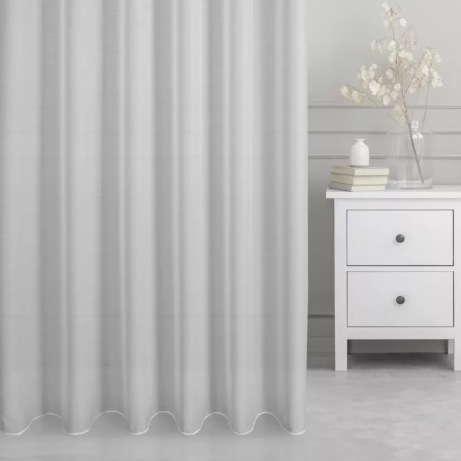 Firana szyta na taśmie 5 cm naturalna z miękkiej tkaniny typu żorżeta, z delikatnym wzorem, wykończona obciążnikiem