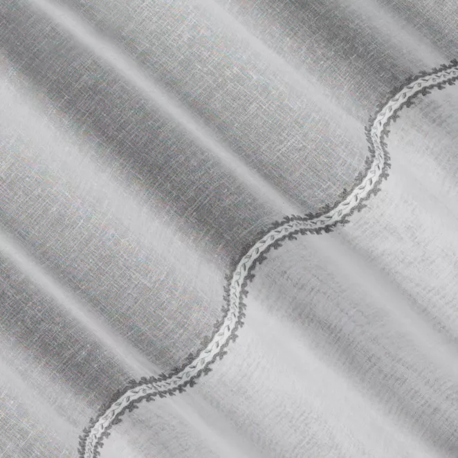 R234/2 Firana szyta na taśmie 5 cm biała z matowej etaminy wykończonej ozdobnym podwinięciem