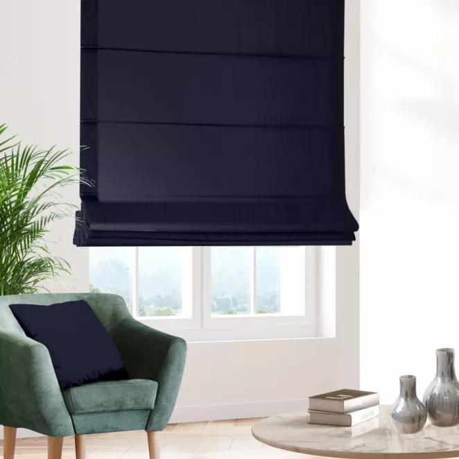 Roleta rzymska ciemnogranatowa z gładkiej tkaniny typu blackout