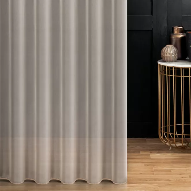 Firana szyta na taśmie 5 cm beżowa z miękkiej tkaniny o perłowym połysku, wykończona obciążnikiem