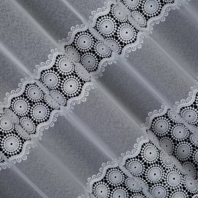 L152/1 Firana szyta na taśmie 5 cm biała z matowej markizety ozdobionej geometryczną aplikacją