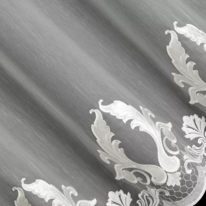 E104/3 Firana szyta na taśmie 5 cm naturalna z tkaniny typu ADEN z delikatnym deszczykiem, zdobiona fantazyjnym haftem z dodatkiem welwetu Italissima Eva Minge