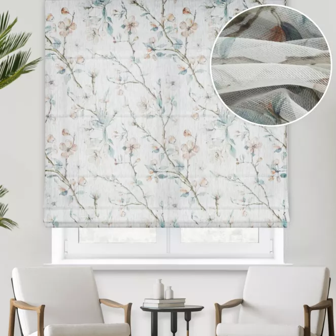 Roleta rzymska kremowo turkusowa z miękkiej tkaniny o naturalnym splocie, drukowanej w botaniczny wzór, wykończona obciażnikiem