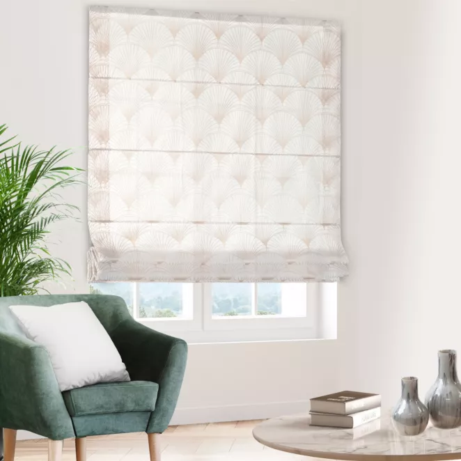 Roleta rzymska biało srebrna z tkaniny typu BATYST z delikatnie połyskującym, geometrycznym nadrukiem na całości tkaniny, wykończona obciążnikiem