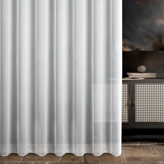 Firana szyta na taśmie 5 cm biała z tkaniny o drobnym, wyraźnym splocie, wykończona obciążnikiem