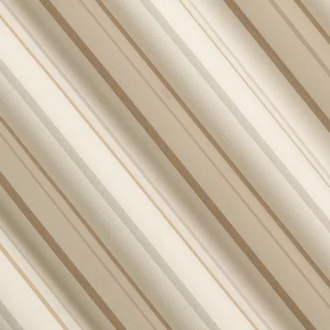 R224/4 Zasłona szyta na taśmie 5 cm jasnobeżowa z tkaniny o jodełkowym splocie z wzorem w pasy