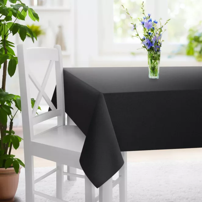 Obrus szyty czarny z gładkiej tkaniny zaciemniającej typu dimout wykończona obciążnikiem