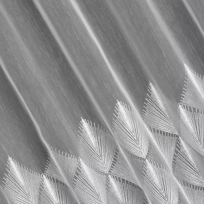 R182/2 Firana szyta na taśmie 5 cm biała z tkaniny ADEN haftowanej w geometryczny wzór, wykończona obciążnikiem Pierre Cardin