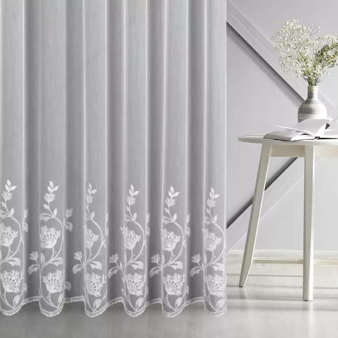 Firana szyta na taśmie 5 cm biała z matowej tkaniny ADEN ozdobionej roślinnym, kordonkowym haftem