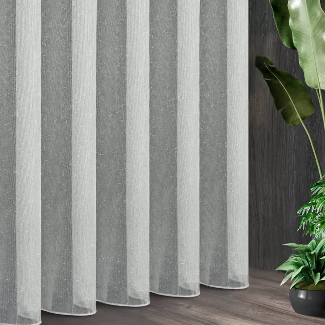 Tkanina firanowa z połyskującej siateczki z moherową nicią, wykończona obciążnikiem