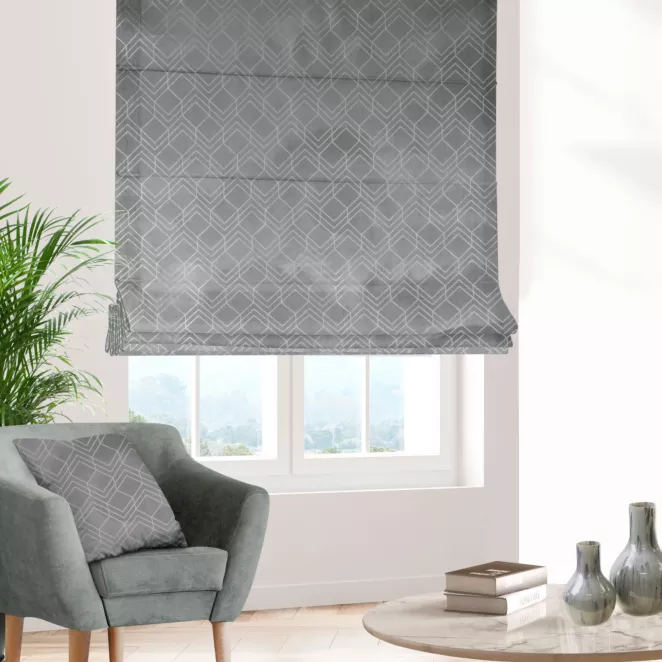 Roleta rzymska ISMENA jasnoszara z tkaniny welwetowej z geometrycznym błyszczącym nadrukiem