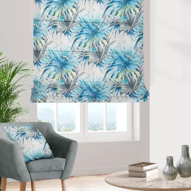 Roleta rzymska KIMBERLY biało niebieska z miękkiej tkaniny typu blackout drukowanej w egzotyczne liście