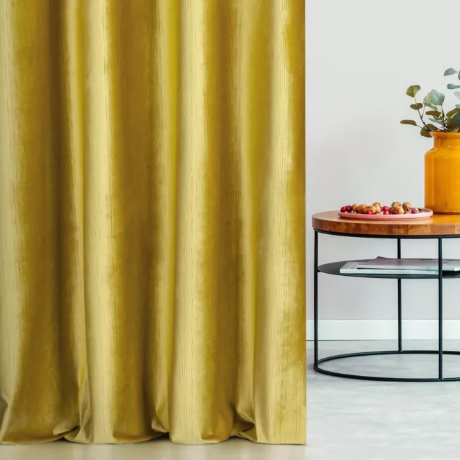 Zasłona szyta na taśmie 5 cm żółta z tkaniny welwetowej w pionowe prążki, wykończona obciążnikiem