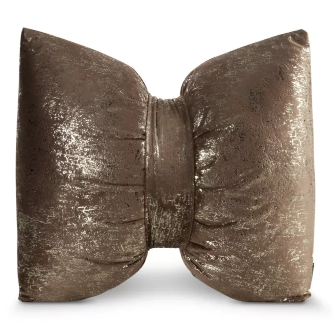 Poduszka 45x55 cm welwetowa kolor brązowy w kształcie kokardy z przecieranym lśniącym wzorem KODARDA 1