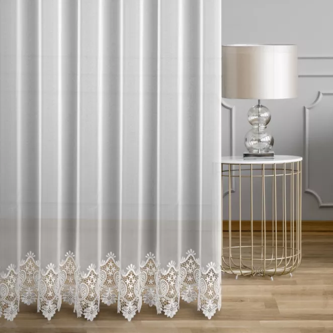 Firana szyta na taśmie 5 cm biała z matowej markizety zdobionej jednym pasem aplikacji