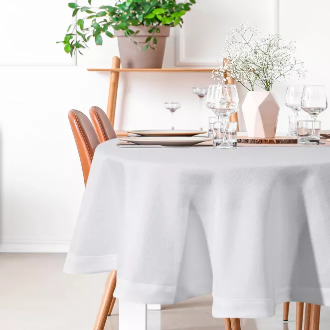 Obrus okrągły biały średnica 120 cm o płóciennym splocie BIANCA 1 z dodatkiem błyszczącej nici wykończony podwójną listwą na brzegach