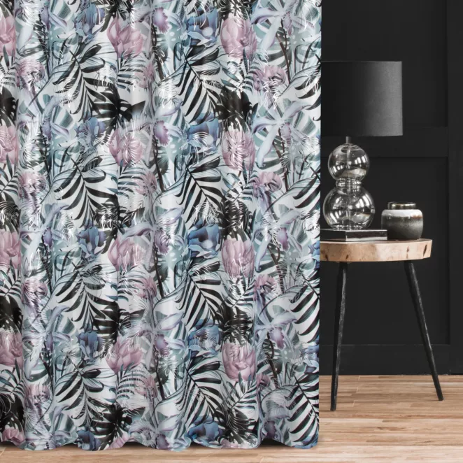 Zasłona szyta na taśmie 5 cm biało różowa miękka, welwetowa, z nadrukowanym motywem botanicznym i srebrnymi elementami