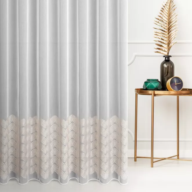 Firana szyta na taśmie 5 cm biało złota z matowej tkaniny z szerokim pasem haftowanym we wzór geometryczny, wykończona obciążnikiem