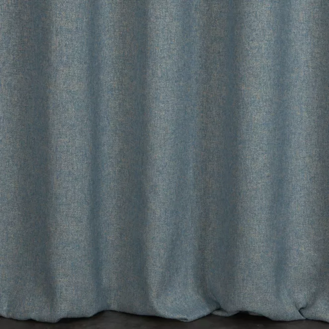 E38/5 Zasłona szyta na taśmie 5 cm błękitna z tkaniny w stylu eko i efektem melanżu