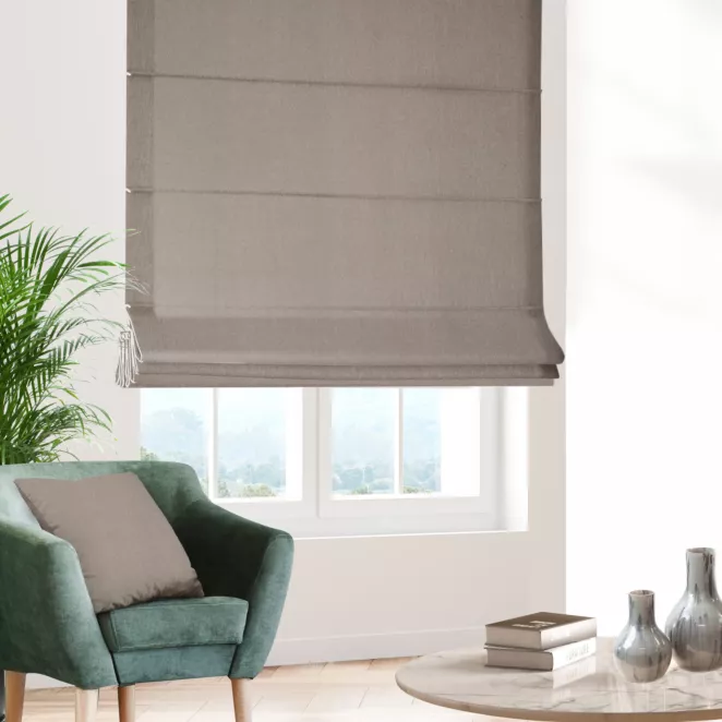 Roleta rzymska ciemnobeżowa z miękkiej tkaniny o naturalnym splocie w stylu ekologicznym