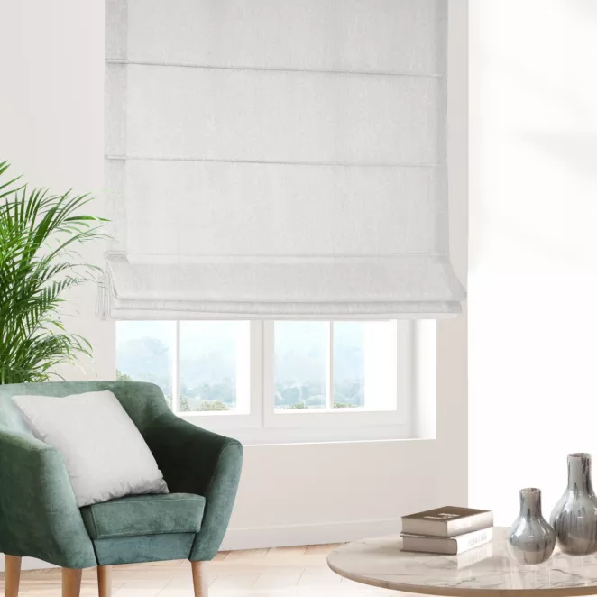 Roleta rzymska srebrna z gładkiej tkaniny przeplatanej błyszczącą lureksową nicią