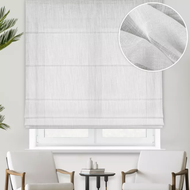 Roleta rzymska biała z gładkiej, miękkiej etaminy z delikatnie zarysowanym wzorem w prążki, wykończona obciążnikiem