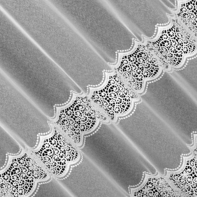 L154/3 Firana szyta na taśmie 5 cm biała z markizety ozdobionej matową aplikacją