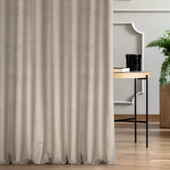 Zasłona szyta na taśmie 5 cm beżowo srebrna tkanina welwetowa z błyszczącym, metalicznym nadrukiem drobnej pepitki