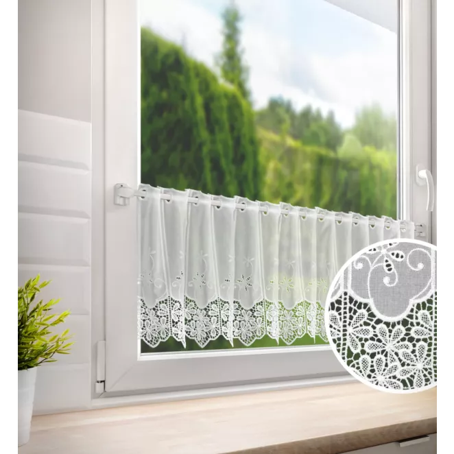 Tkanina firanowa zazdrostka zdobiona ażurowym haftem z motywem kwiatów