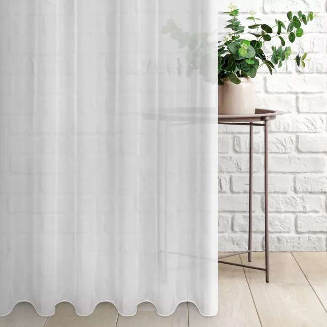 Firana szyta na taśmie 5 cm biała z miękkiej i połyskliwej tkaniny, wykończona obciążnikiem