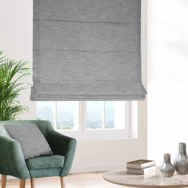 Roleta rzymska jasnoszara ze strukturalnej tkaniny typu blackout