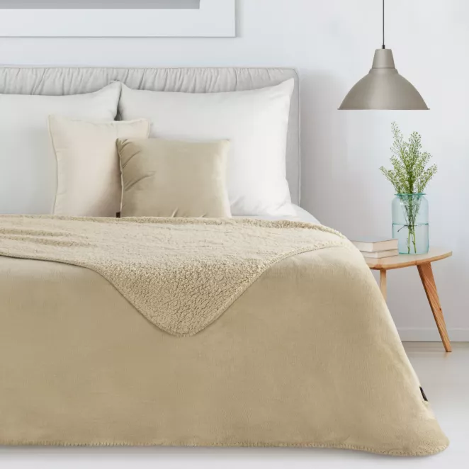 Koc 170x210 jasnobeżowa z miękkiego polaru ze strukturą baranka TEDY Eurofirany Premium