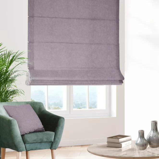 Roleta rzymska liliowa miękka, szenilowa tkanina o wyraźnym splocie i delikatnym połysku