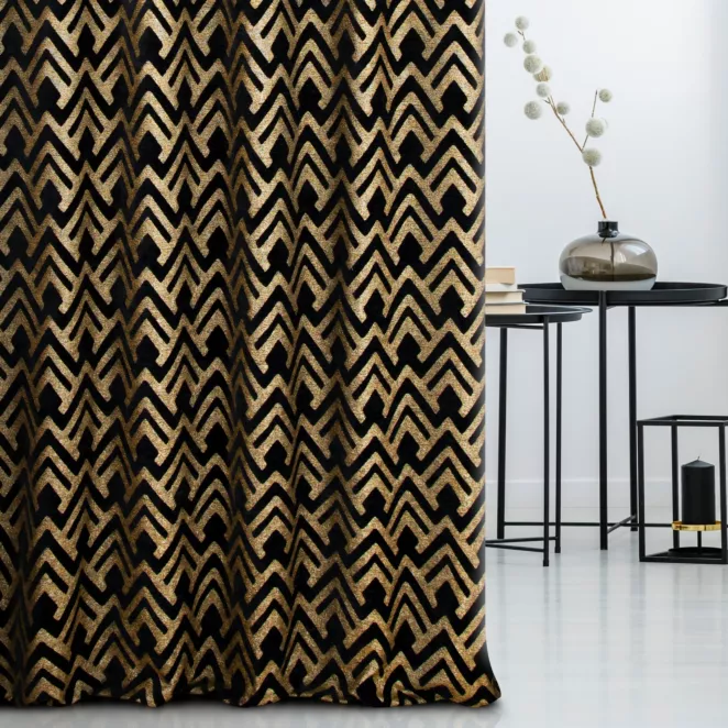 Zasłona szyta na taśmie 5 cm czarno złota z szenilowej tkaniny w geometryczny wzór przetykany błyszczącą nicią