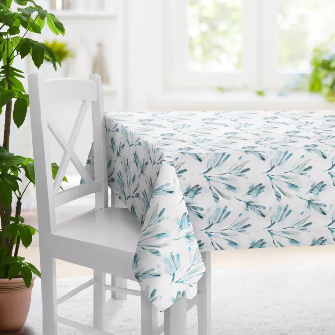 Obrus szyty DARREN kremowo turkusowy z półprzezroczystej tkaniny o luźnym splocie drukowanej w roślinny wzór