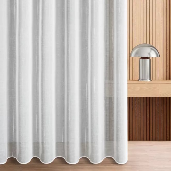 Firana szyta na taśmie 5 cm biała z delikatnej etaminy, zdobionej pionowymi pasami z nici metalicznej, wykończona obciążnikiem