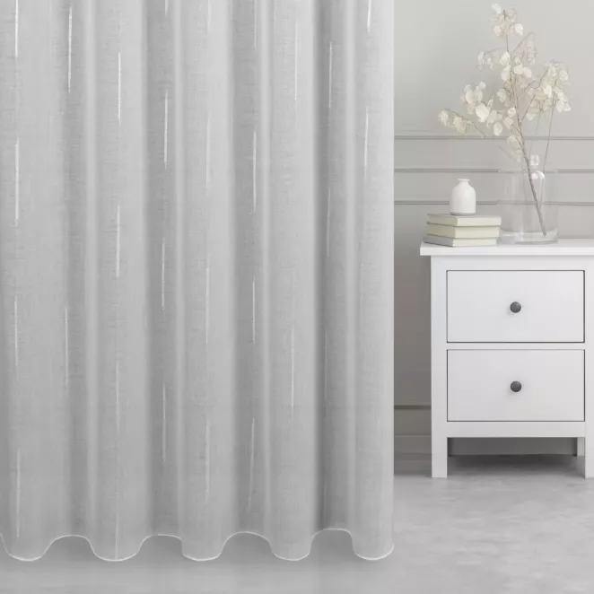 Firana szyta na taśmie 5 cm naturalno srebrna z matowej etaminy z połyskliwym nieregularnym wzorem, wykończona obciążnikiem Italissima Eva Minge