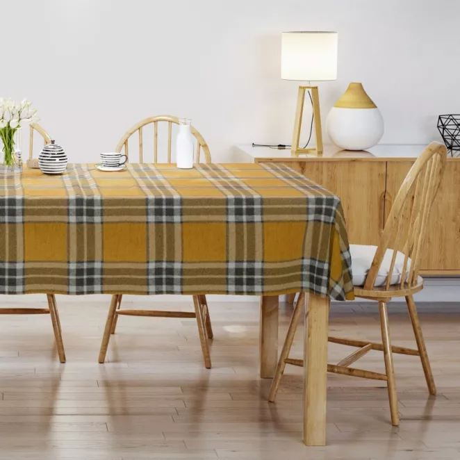 Obrus szyty musztardowo naturalny z grubej, szenilowej tkaniny w elegancką kratę