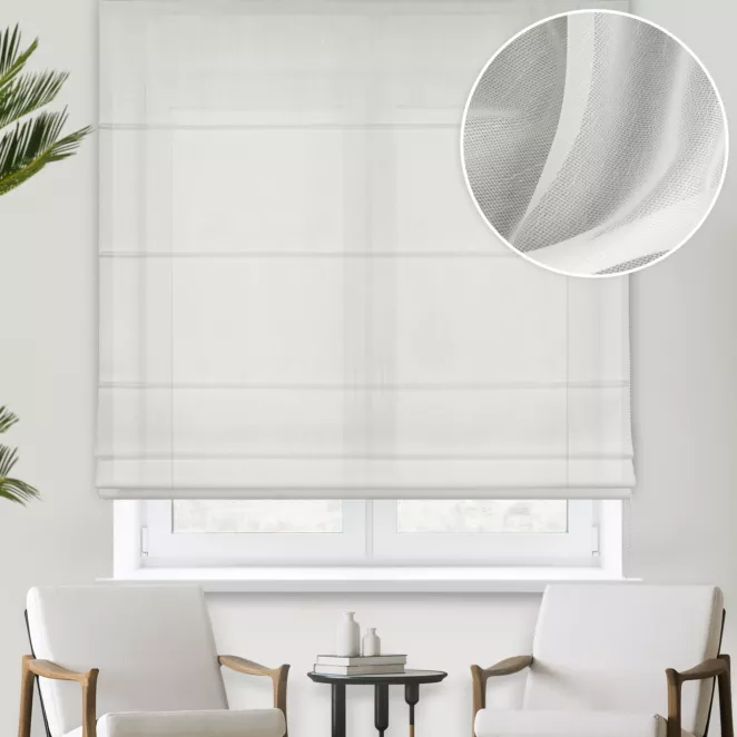 Roleta rzymska naturalna z miękkiej tkaniny o delikatnym efekcie deszczyku, wykończona obciążnikiem