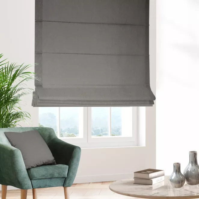 Roleta rzymska szarobeżowa ze strukturalnej tkaniny typu blackout, zaciemniająca w 100%