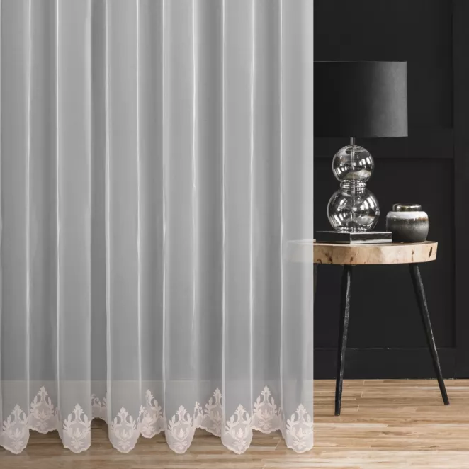 Firana szyta na taśmie 5 cm pudrowo różowa z delikatnie połyskującej tkaniny PERU, zdobionej u dołu haftem