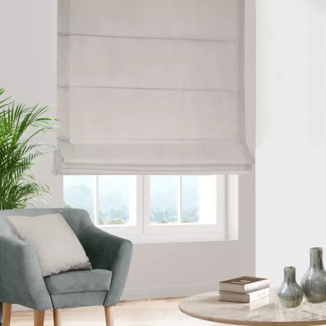 Roleta rzymska szarobeżowa z miękkiej tkaniny welwetowej