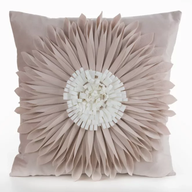 Poszewka na poduszkę 45 x 45 cm z welwetu kolor beżowo, kremowy zdobiona dużym kwiatem 3D FLORES 3